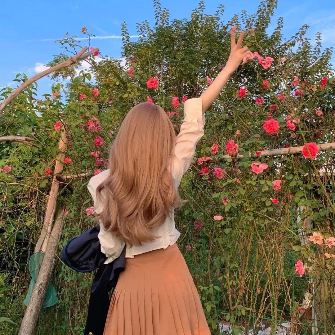三个带面纱的女子